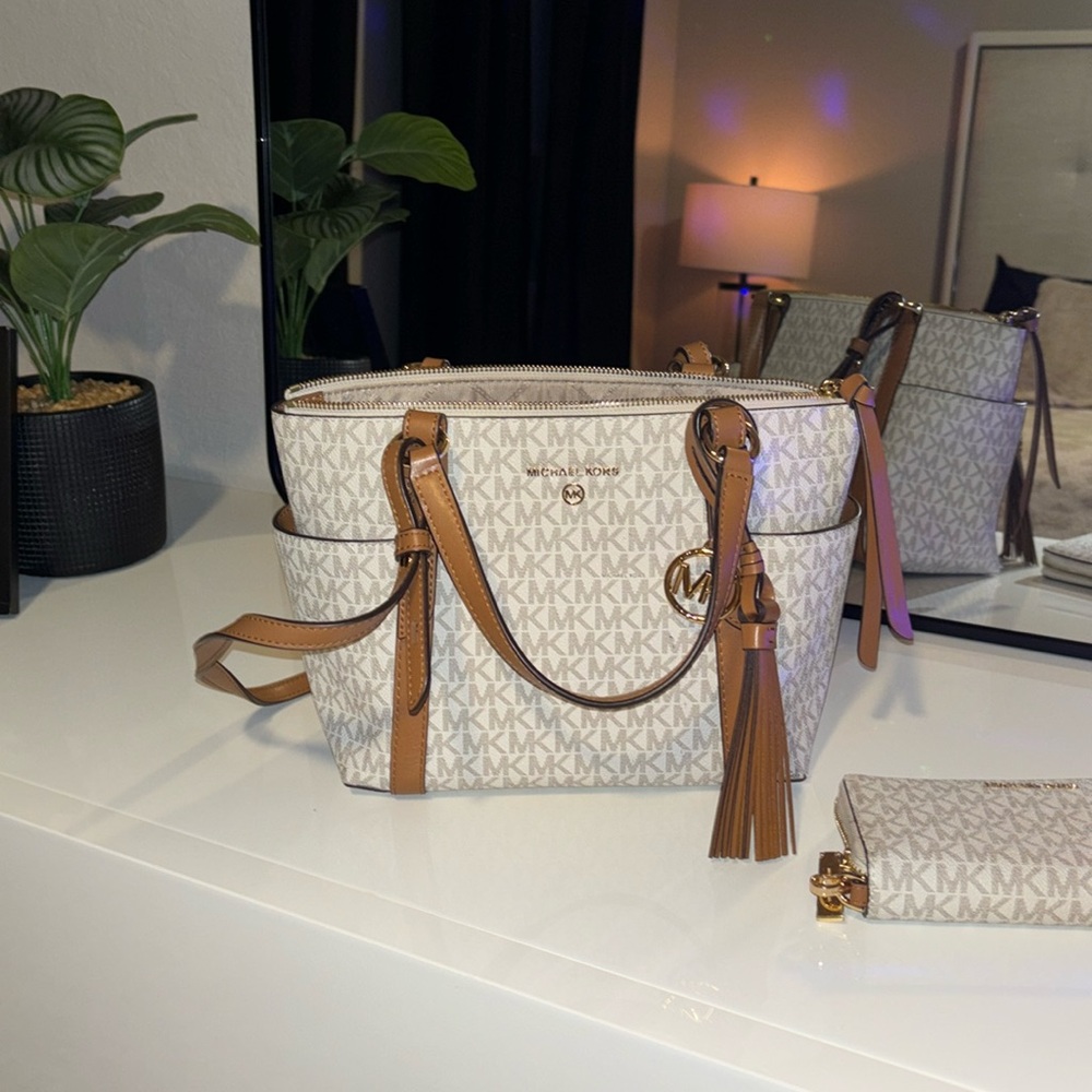 Michael Kors Purse - Picture 1 of 4